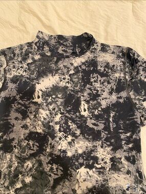 Under Armour Women’s Black White&Gray Tie-Dye Mock Neck Short Sleeve Crop Shirt